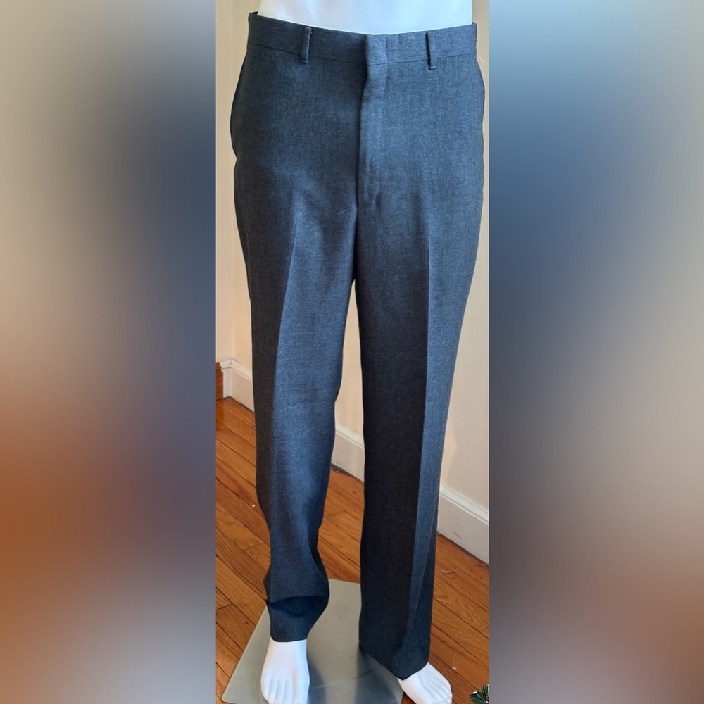 Haggar Gentle Men’s Fit. Grey Casual Pants . Straight Front. Straight Leg Sz. 32